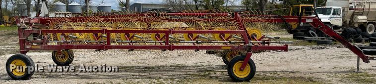 image for item IR9886 2012 New Holland HT154 hay rake