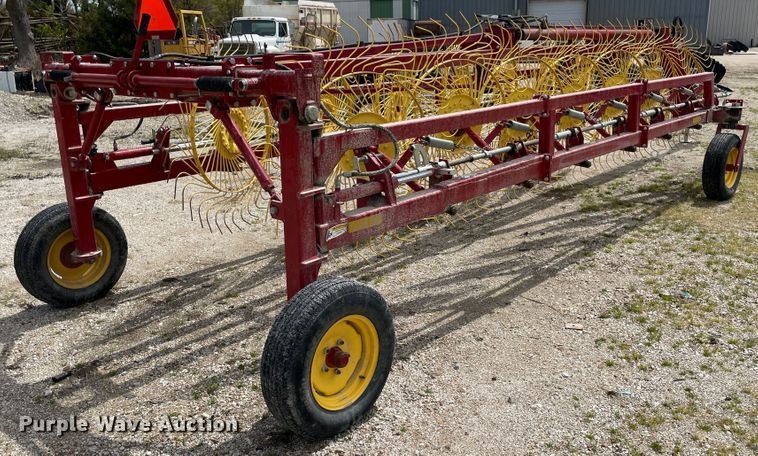 image for item IR9886 2012 New Holland HT154 hay rake