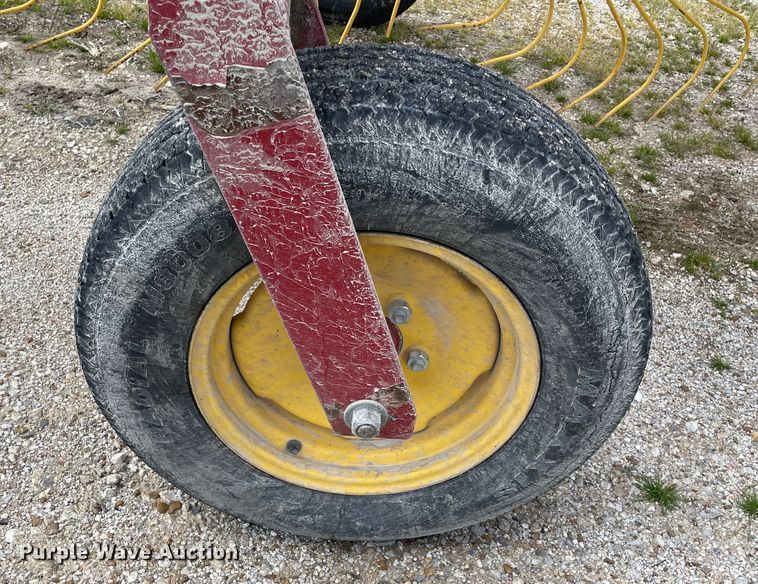 image for item IR9886 2012 New Holland HT154 hay rake