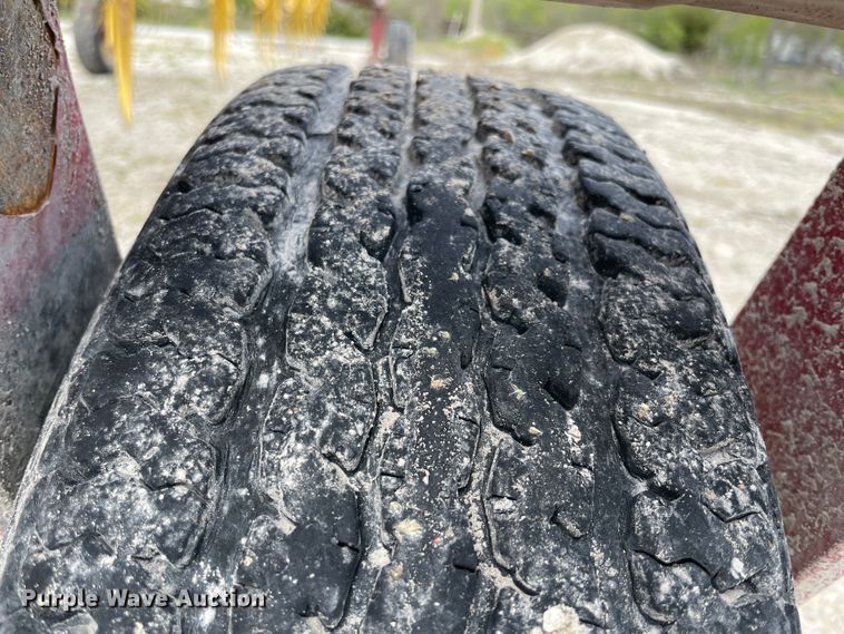 image for item IR9886 2012 New Holland HT154 hay rake