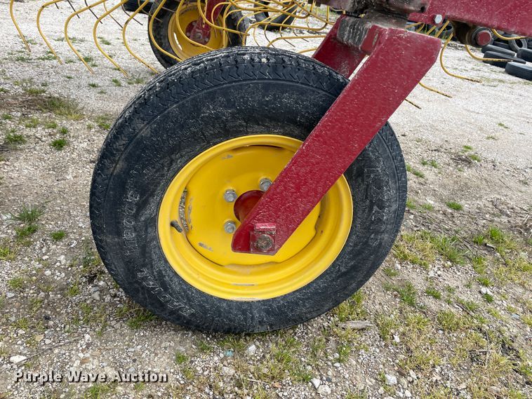 image for item IR9886 2012 New Holland HT154 hay rake