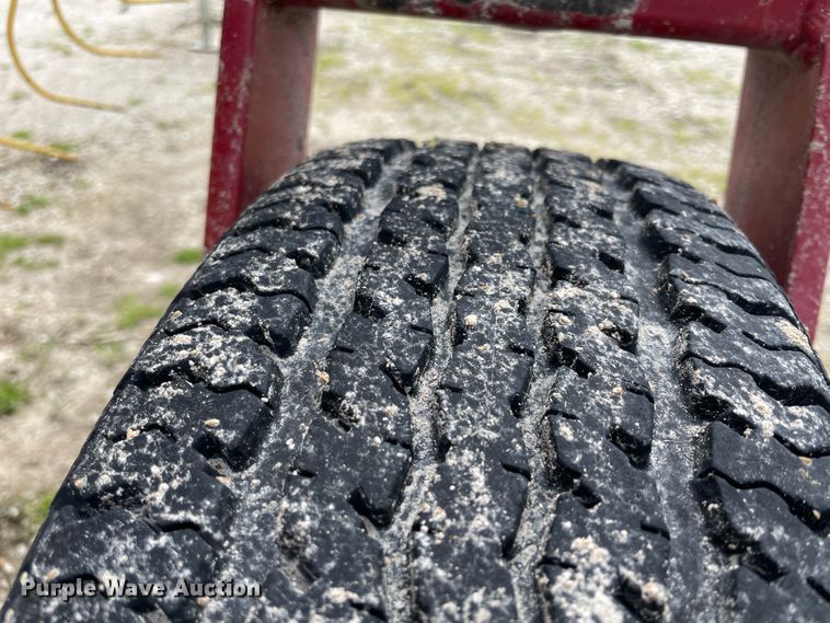 image for item IR9886 2012 New Holland HT154 hay rake