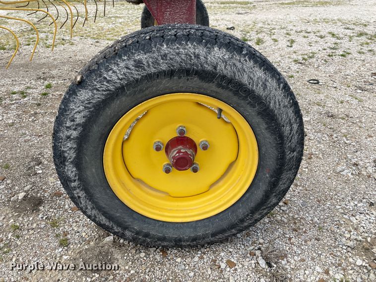 image for item IR9886 2012 New Holland HT154 hay rake