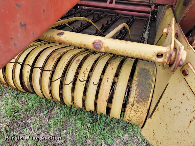 image for item IV9024 1979 New Holland 846  round baler