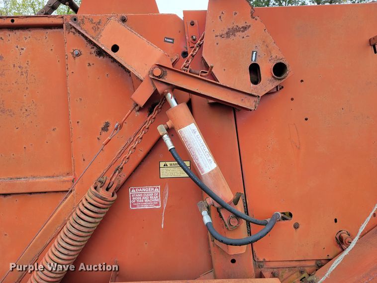 image for item IV9024 1979 New Holland 846  round baler