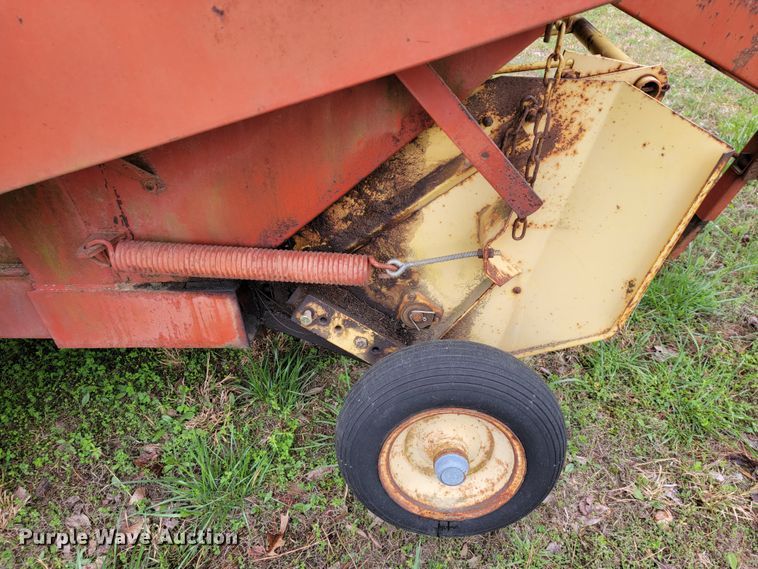 image for item IV9024 1979 New Holland 846  round baler