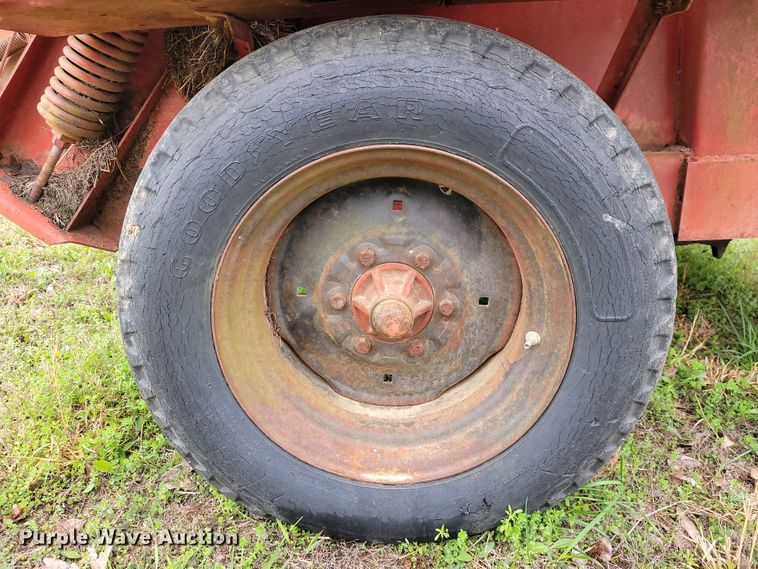 image for item IV9024 1979 New Holland 846  round baler