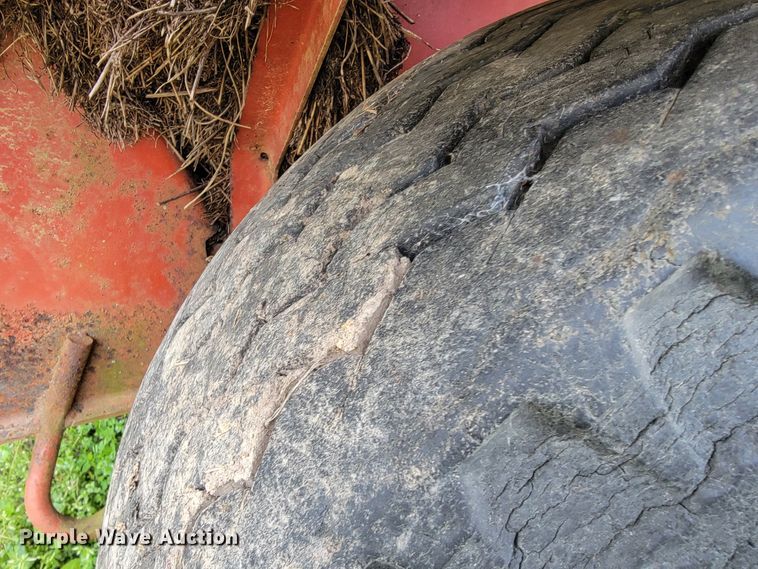 image for item IV9024 1979 New Holland 846  round baler