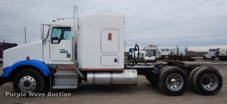 image for item DF6789 1996 Kenworth T800  semi truck