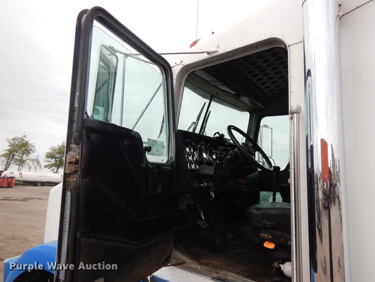 image for item DF6789 1996 Kenworth T800  semi truck