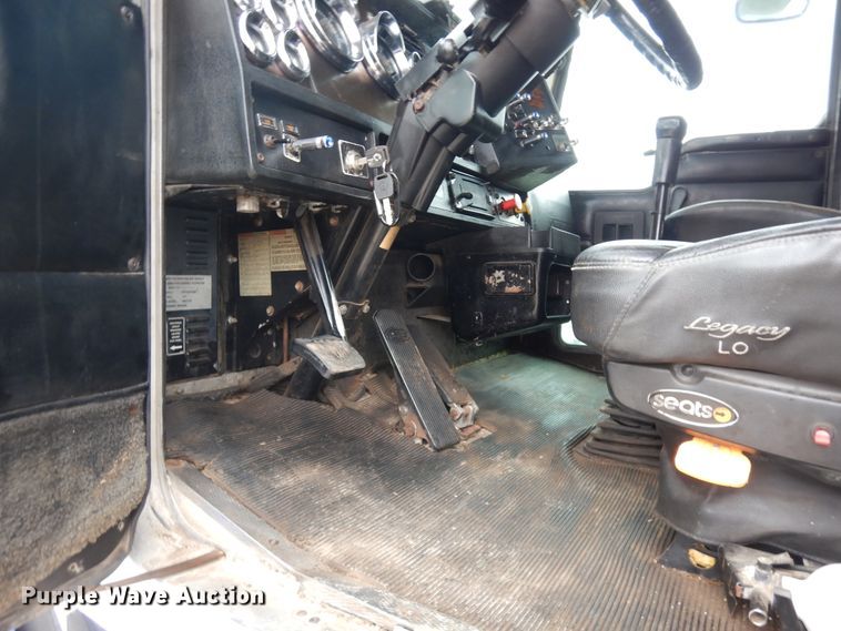 image for item DF6789 1996 Kenworth T800  semi truck