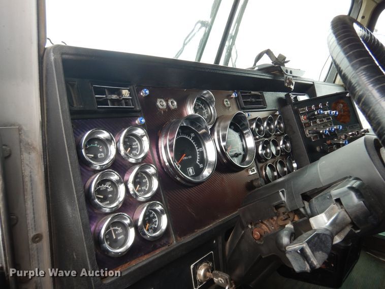 image for item DF6789 1996 Kenworth T800  semi truck