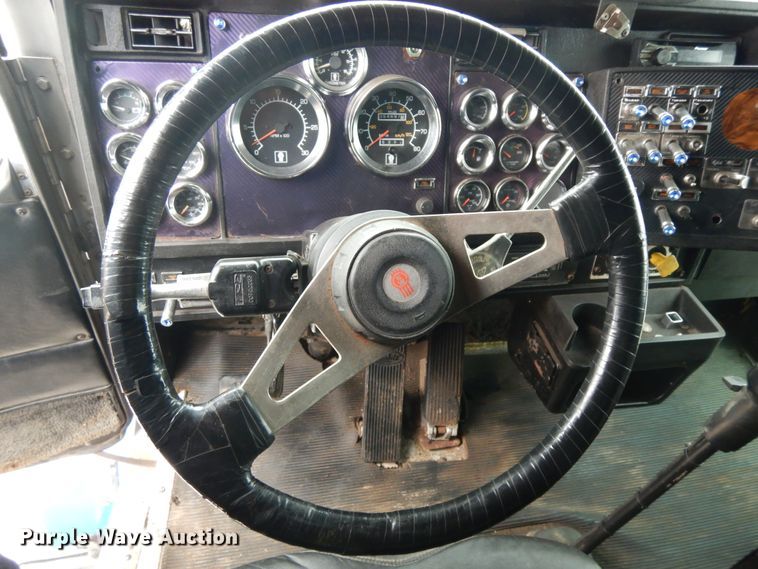 image for item DF6789 1996 Kenworth T800  semi truck