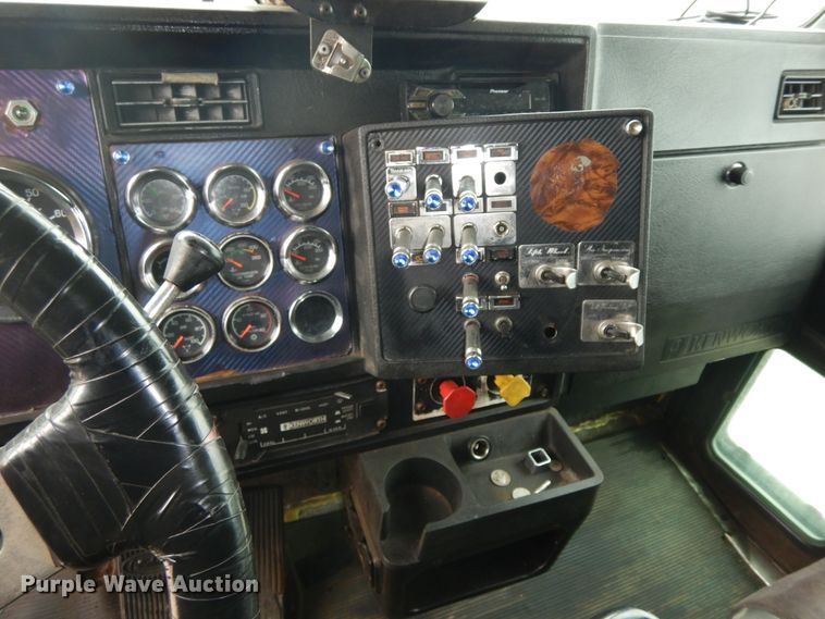 image for item DF6789 1996 Kenworth T800  semi truck