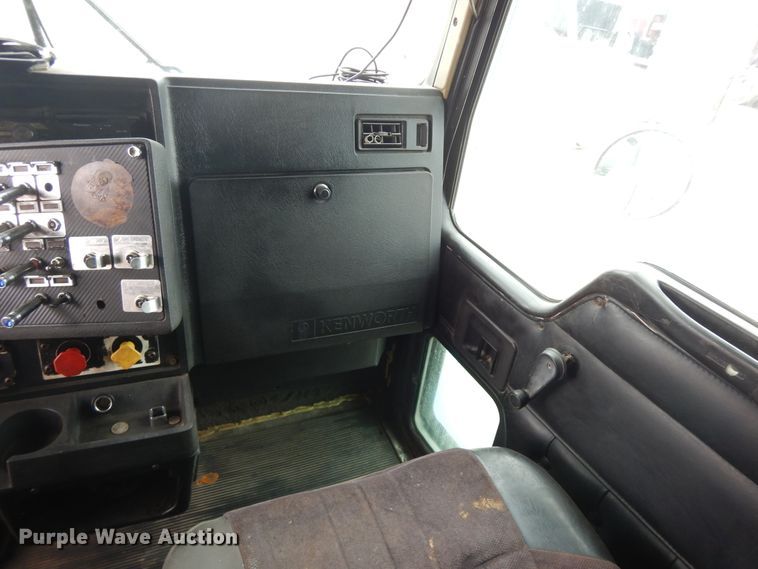 image for item DF6789 1996 Kenworth T800  semi truck