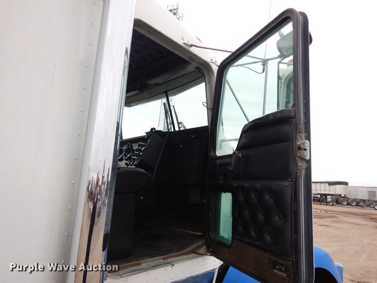 image for item DF6789 1996 Kenworth T800  semi truck