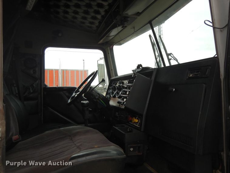 image for item DF6789 1996 Kenworth T800  semi truck