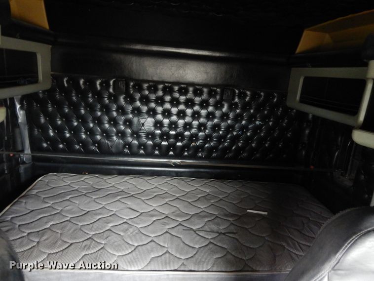 image for item DF6789 1996 Kenworth T800  semi truck