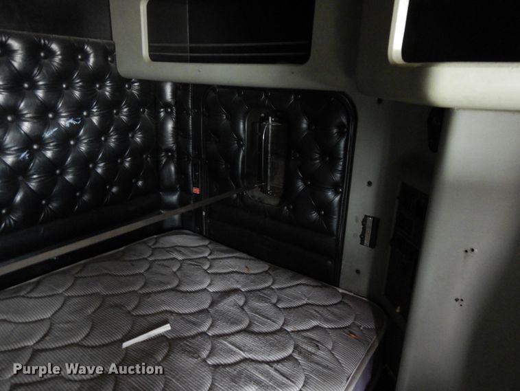 image for item DF6789 1996 Kenworth T800  semi truck