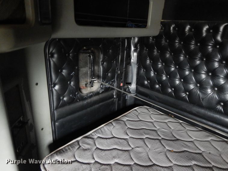 image for item DF6789 1996 Kenworth T800  semi truck