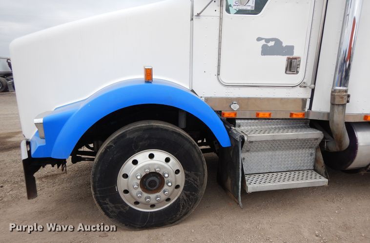 image for item DF6789 1996 Kenworth T800  semi truck