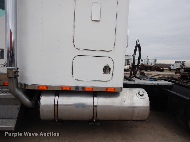 image for item DF6789 1996 Kenworth T800  semi truck