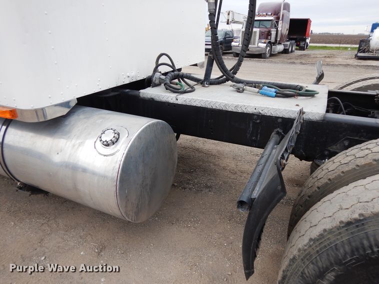 image for item DF6789 1996 Kenworth T800  semi truck