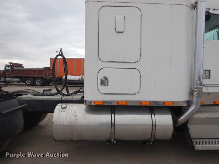 image for item DF6789 1996 Kenworth T800  semi truck