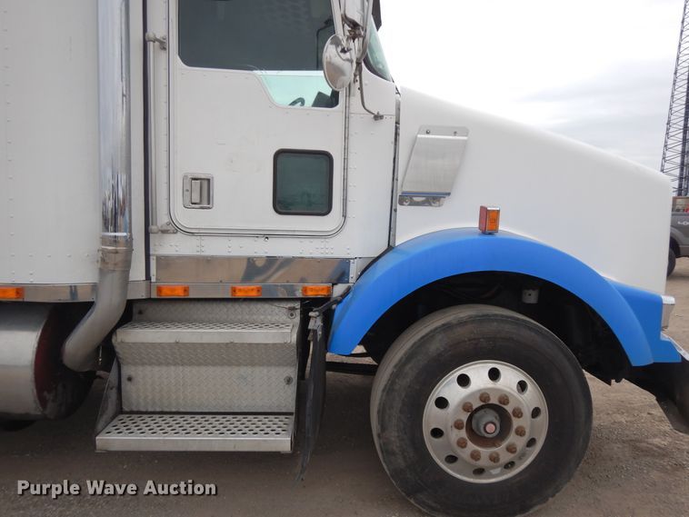 image for item DF6789 1996 Kenworth T800  semi truck