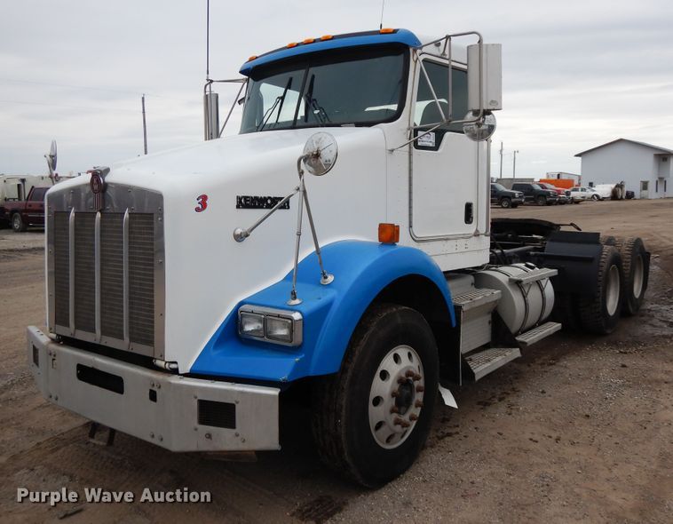 image for item DF6791 2003 Kenworth T800  semi truck