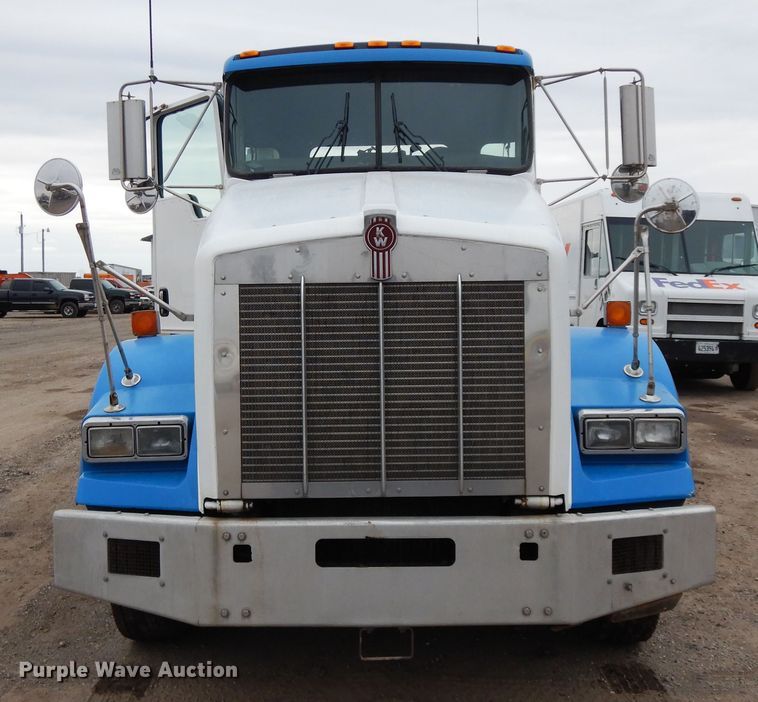 image for item DF6791 2003 Kenworth T800  semi truck