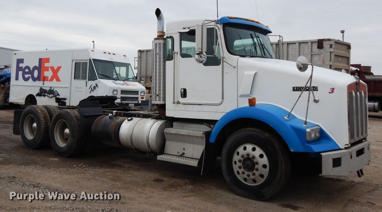 image for item DF6791 2003 Kenworth T800  semi truck
