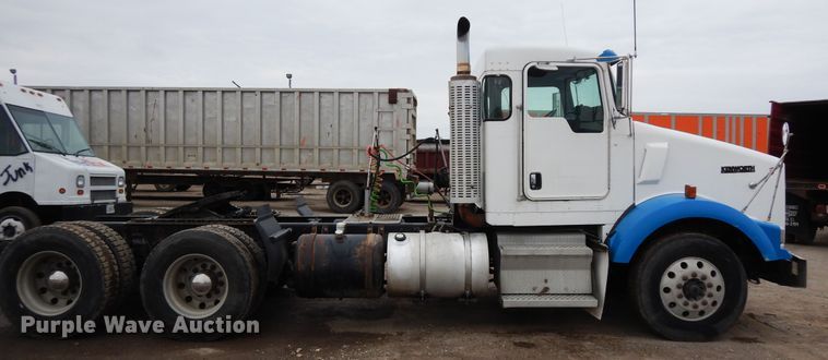image for item DF6791 2003 Kenworth T800  semi truck