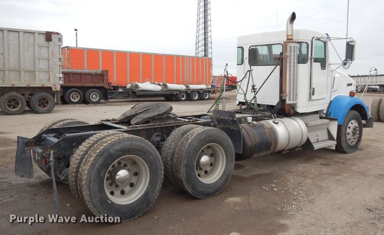 image for item DF6791 2003 Kenworth T800  semi truck