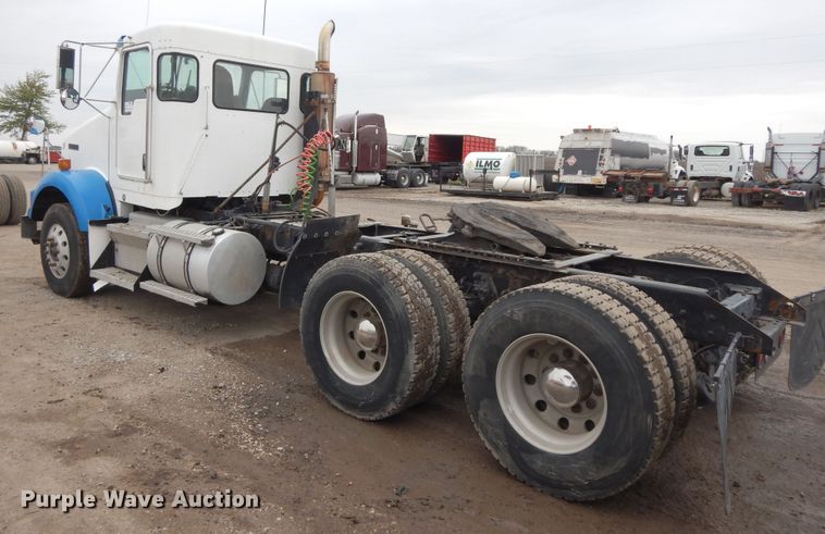 image for item DF6791 2003 Kenworth T800  semi truck
