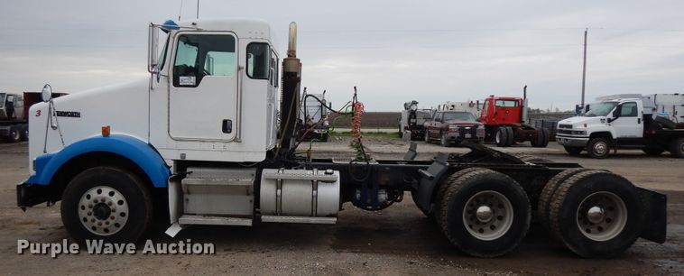 image for item DF6791 2003 Kenworth T800  semi truck