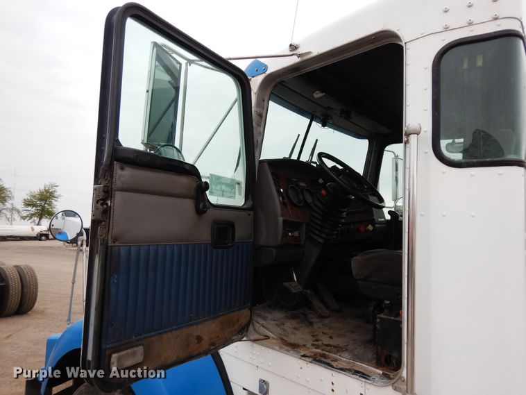 image for item DF6791 2003 Kenworth T800  semi truck
