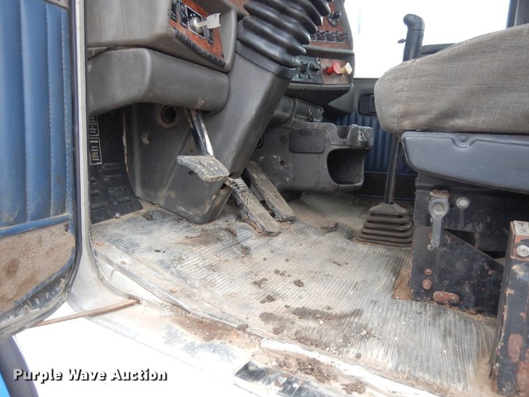 image for item DF6791 2003 Kenworth T800  semi truck