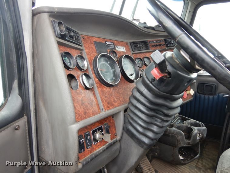 image for item DF6791 2003 Kenworth T800  semi truck