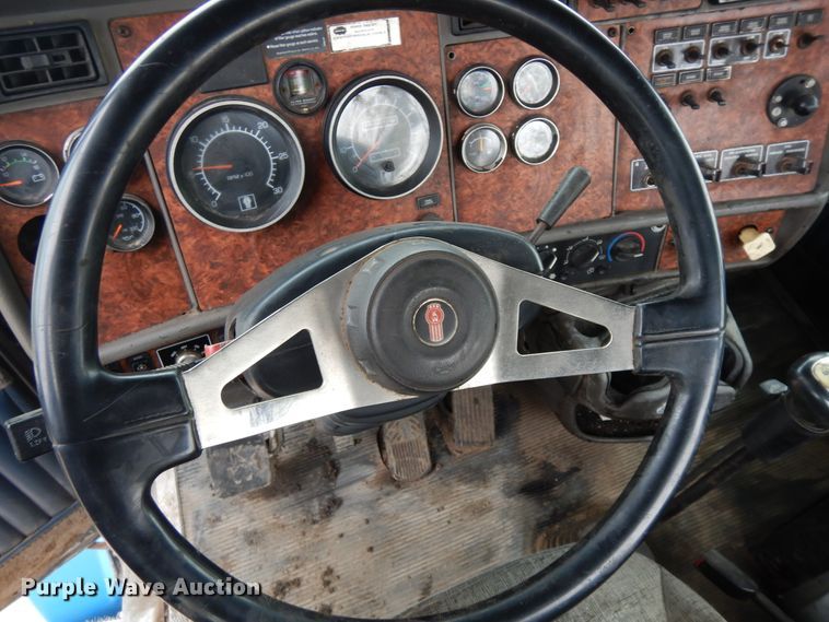 image for item DF6791 2003 Kenworth T800  semi truck