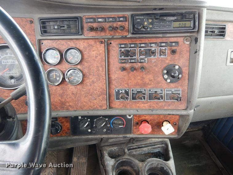 image for item DF6791 2003 Kenworth T800  semi truck