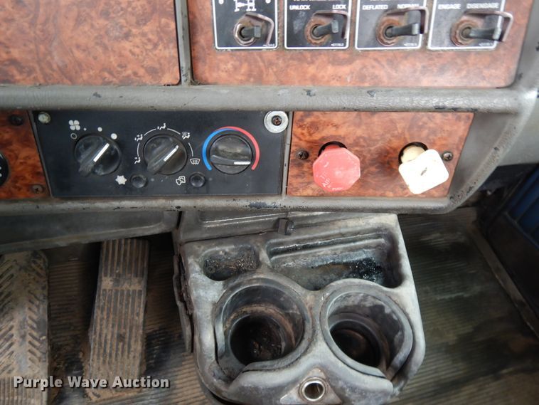 image for item DF6791 2003 Kenworth T800  semi truck