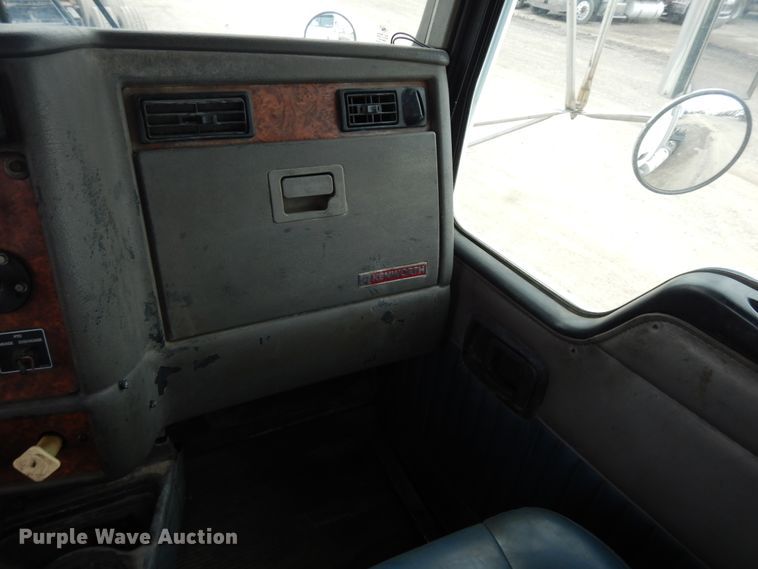 image for item DF6791 2003 Kenworth T800  semi truck