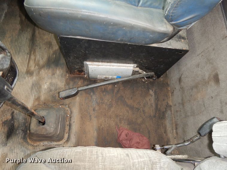 image for item DF6791 2003 Kenworth T800  semi truck