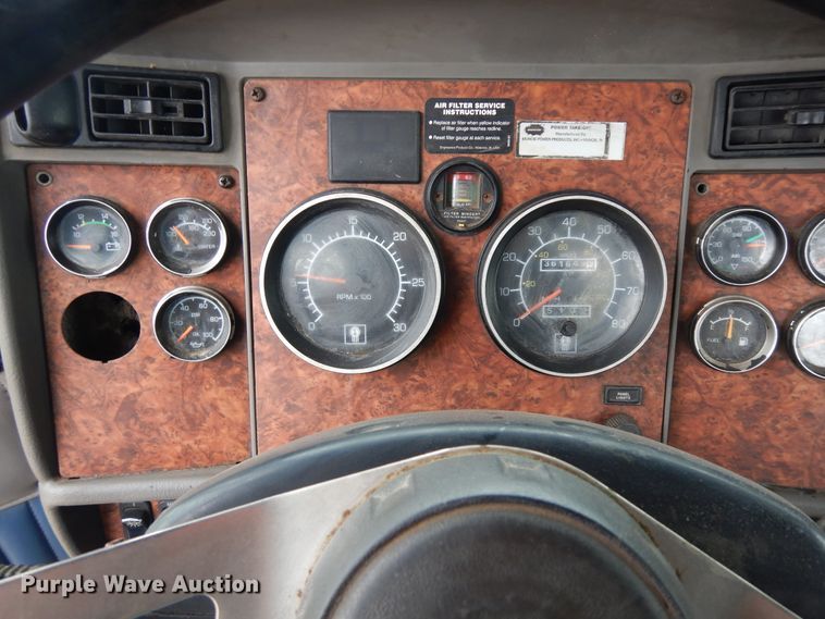 image for item DF6791 2003 Kenworth T800  semi truck