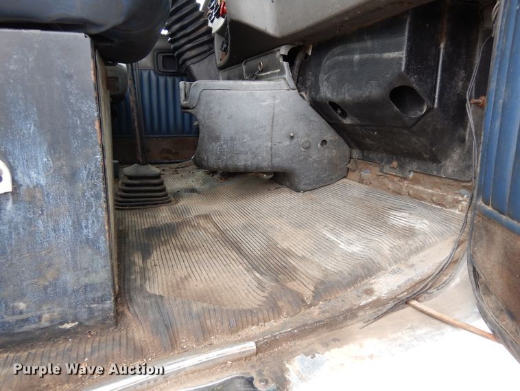 image for item DF6791 2003 Kenworth T800  semi truck