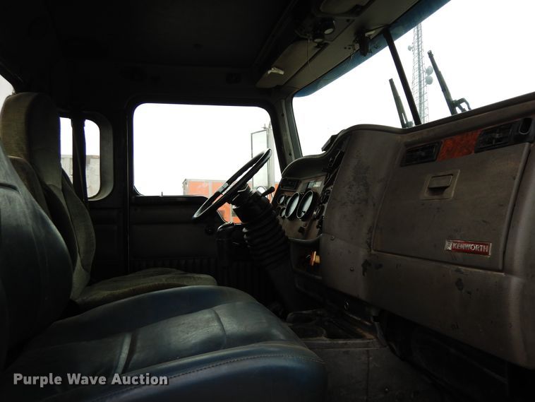 image for item DF6791 2003 Kenworth T800  semi truck