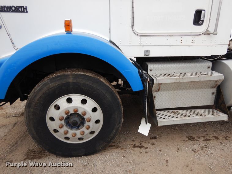 image for item DF6791 2003 Kenworth T800  semi truck