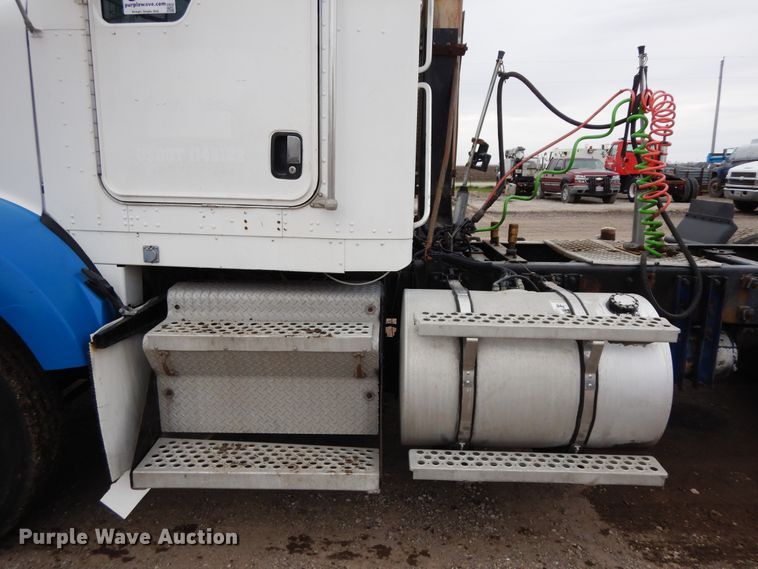 image for item DF6791 2003 Kenworth T800  semi truck