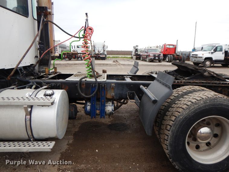 image for item DF6791 2003 Kenworth T800  semi truck